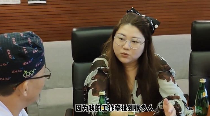 杨天真|杨天真晒手术视频，肚子上打四个洞自己签字，无家人陪伴惹人心疼