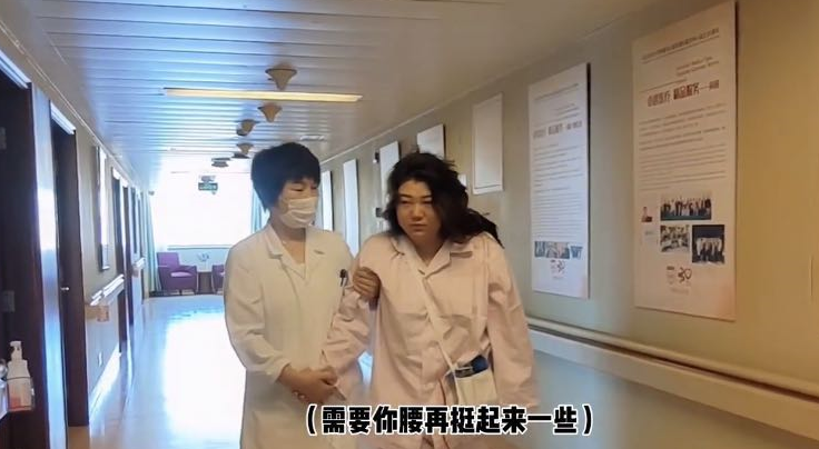 杨天真|杨天真晒手术视频，肚子上打四个洞自己签字，无家人陪伴惹人心疼