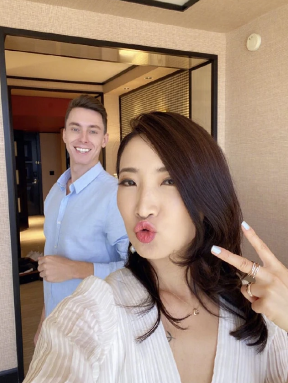 许婧|陈赫前妻许婧与男友沙漠甜蜜互拍，T先生展挺拔身材被赞郎才女貌