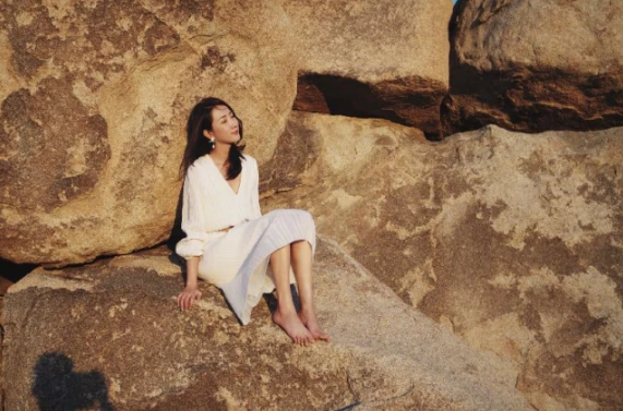 许婧|陈赫前妻许婧与男友沙漠甜蜜互拍，T先生展挺拔身材被赞郎才女貌