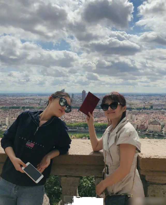 可云|《情深深》“可云”女儿竟然17岁了！她晒女儿近照，小姑娘高级脸有气质