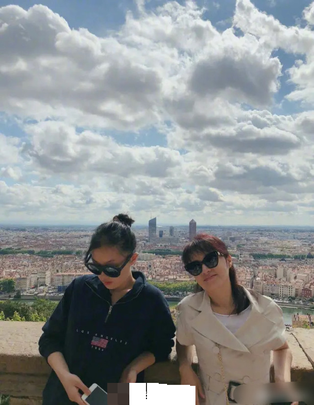 可云|《情深深》“可云”女儿竟然17岁了！她晒女儿近照，小姑娘高级脸有气质