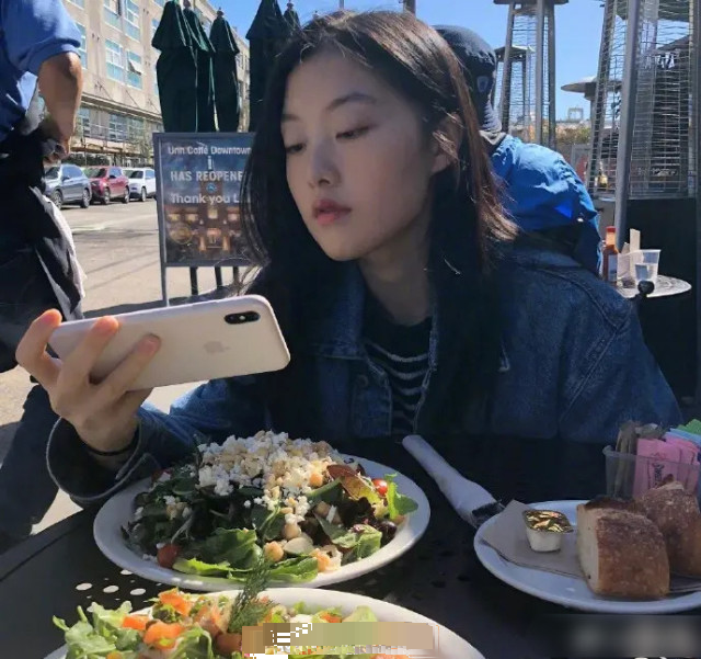 可云|《情深深》“可云”女儿竟然17岁了！她晒女儿近照，小姑娘高级脸有气质