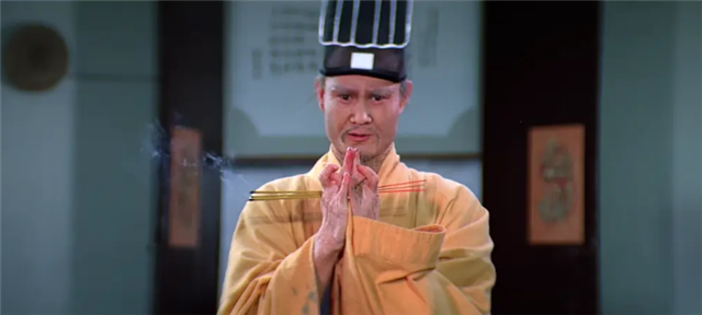 和嘉禾又快马加鞭推出了《人吓人》,本片是林正英第一次饰演茅山道士