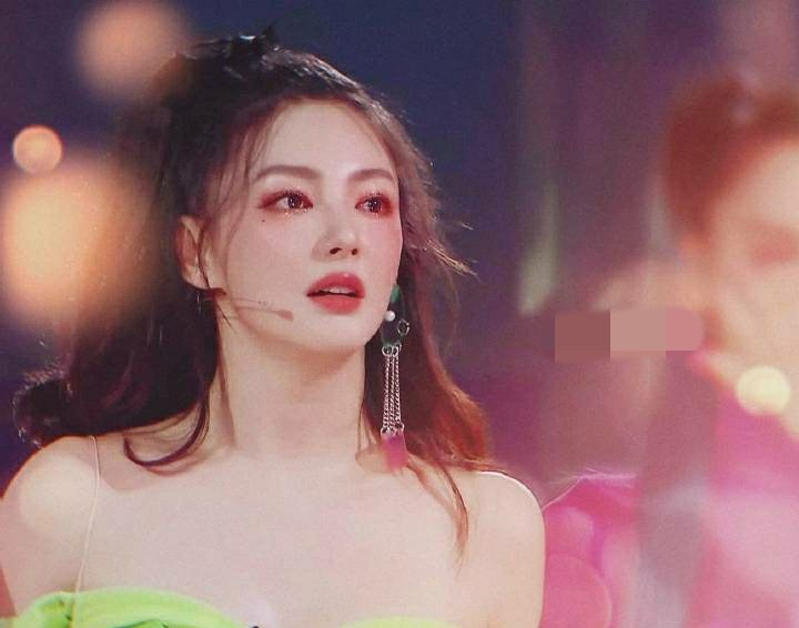 张雨绮|有种另类穿搭叫张雨绮，故意夹一个粉红色的大蝴蝶，却意外成为团中C位