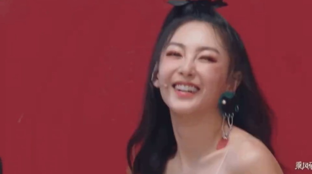 张雨绮|有种另类穿搭叫张雨绮，故意夹一个粉红色的大蝴蝶，却意外成为团中C位