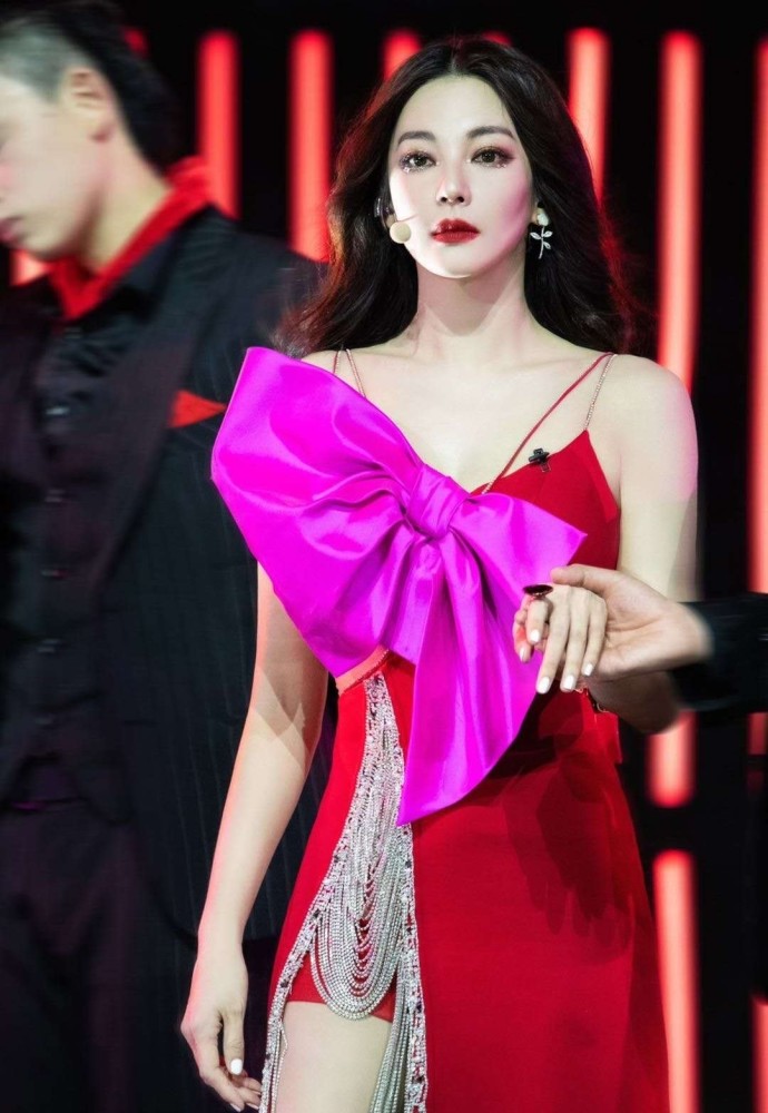 张雨绮|有种另类穿搭叫张雨绮，故意夹一个粉红色的大蝴蝶，却意外成为团中C位