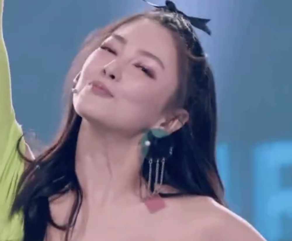 张雨绮|有种另类穿搭叫张雨绮，故意夹一个粉红色的大蝴蝶，却意外成为团中C位