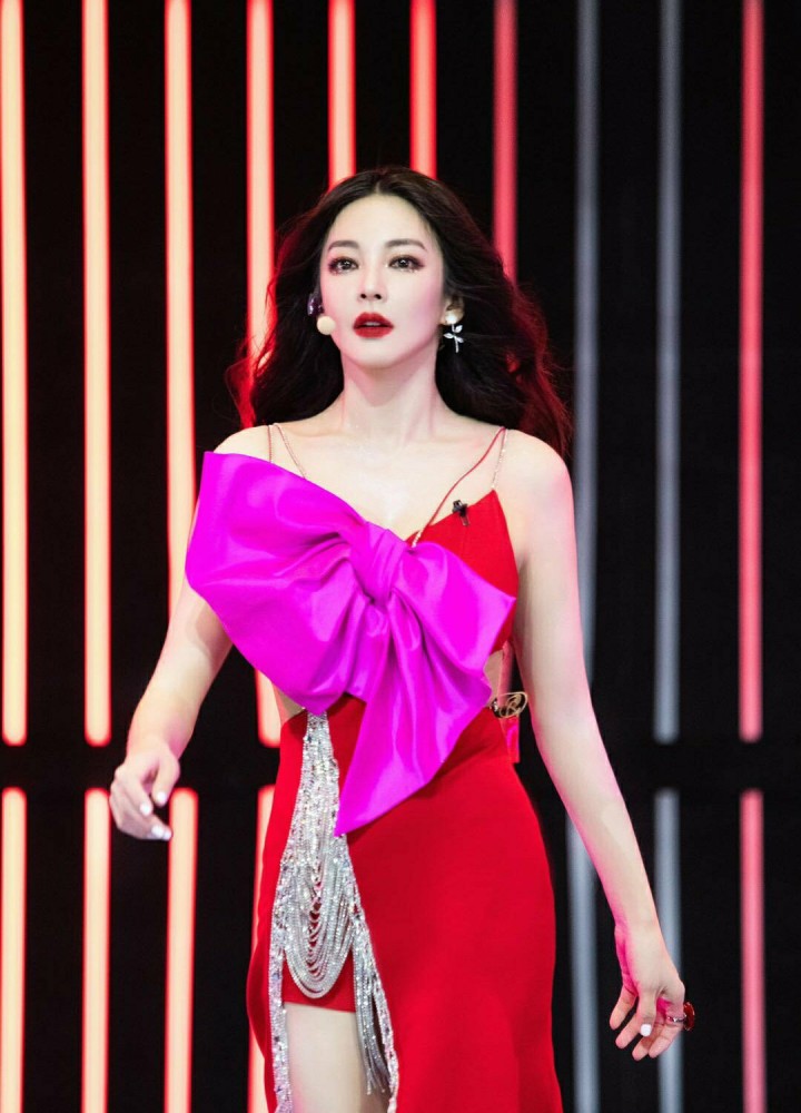 张雨绮|有种另类穿搭叫张雨绮，故意夹一个粉红色的大蝴蝶，却意外成为团中C位