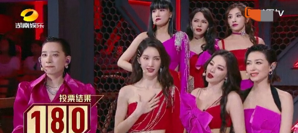 张雨绮|有种另类穿搭叫张雨绮，故意夹一个粉红色的大蝴蝶，却意外成为团中C位