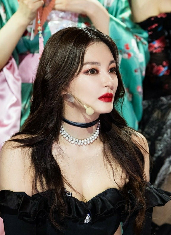 张雨绮|有种另类穿搭叫张雨绮，故意夹一个粉红色的大蝴蝶，却意外成为团中C位