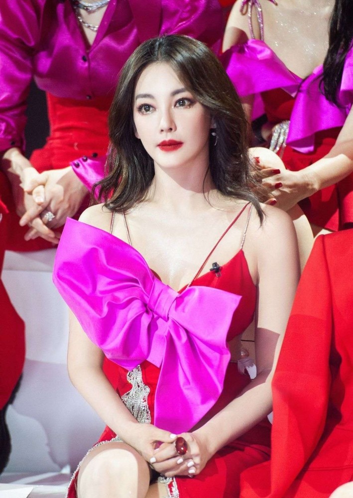 张雨绮|有种另类穿搭叫张雨绮，故意夹一个粉红色的大蝴蝶，却意外成为团中C位