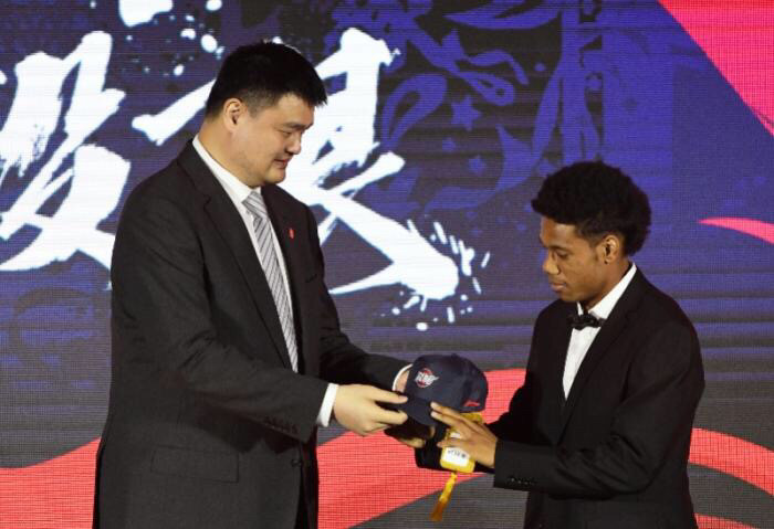 祝铭震|黑皮肤，北京腔，CBA榜眼拒称混血儿，漂亮女友大长腿