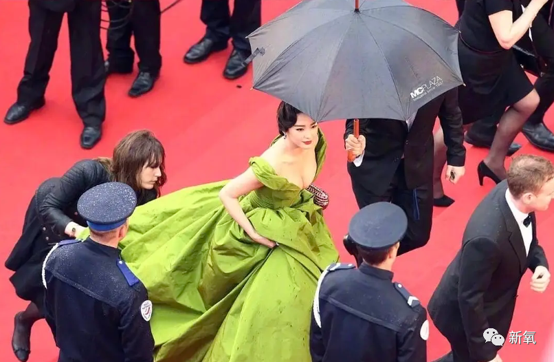 古力娜扎|娜扎到底怎么了哦…撞脸张馨予后又突然复制粘贴宁静的脸了？！