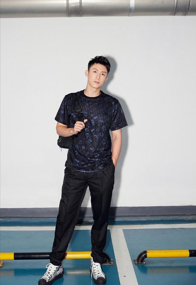 黄景瑜帅气造型,色彩运用很大胆,这样穿青春活力感十足