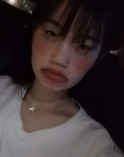 马蓉|马蓉罕见晒视频自信微笑，这一细节举动被疑有新恋情