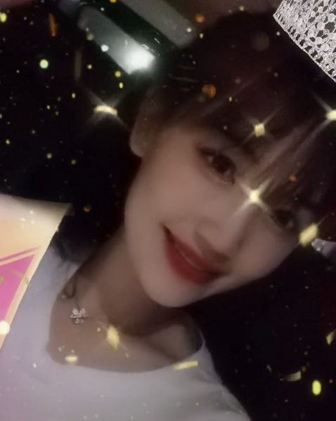 马蓉|马蓉罕见晒视频自信微笑，这一细节举动被疑有新恋情