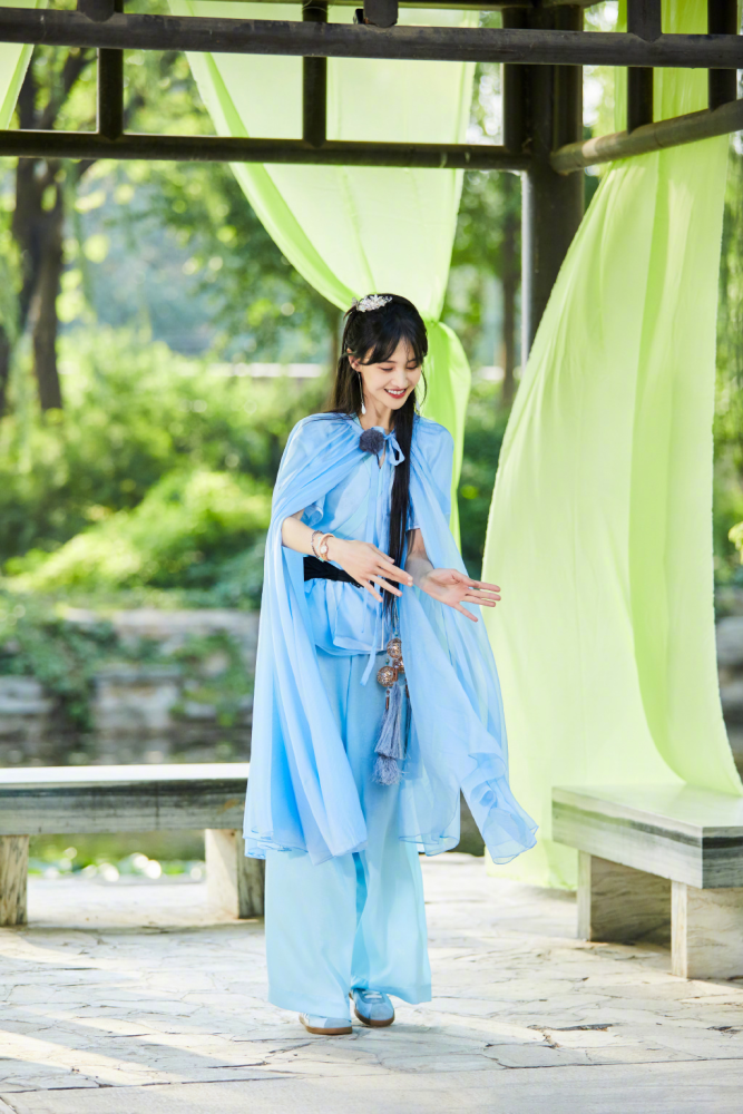 郑爽|郑爽直播甩脸“赶”走女主播，冷静后爆哭，看似耍大牌其实是好心