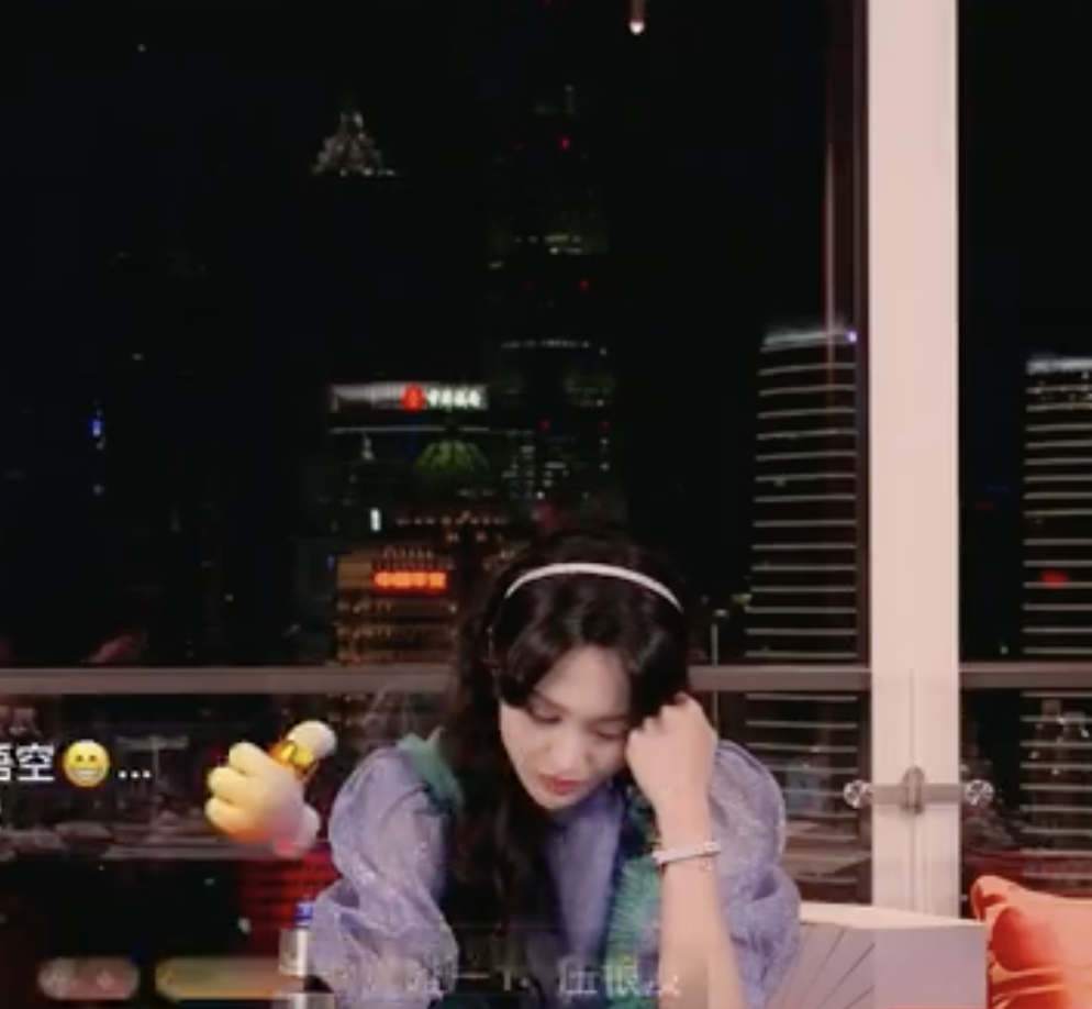 郑爽|郑爽直播甩脸“赶”走女主播，冷静后爆哭，看似耍大牌其实是好心