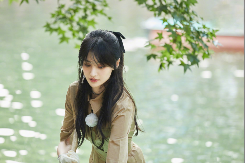 郑爽|郑爽直播甩脸“赶”走女主播，冷静后爆哭，看似耍大牌其实是好心