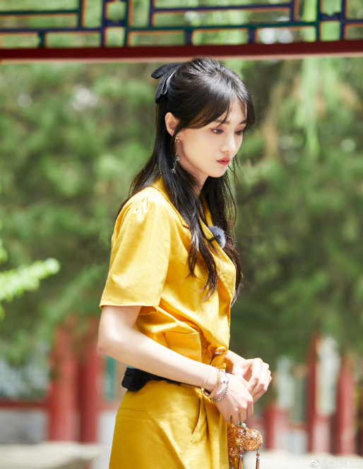 郑爽|郑爽生日直播带货时情绪崩溃，哭诉太商业化了，主持人尴尬离场