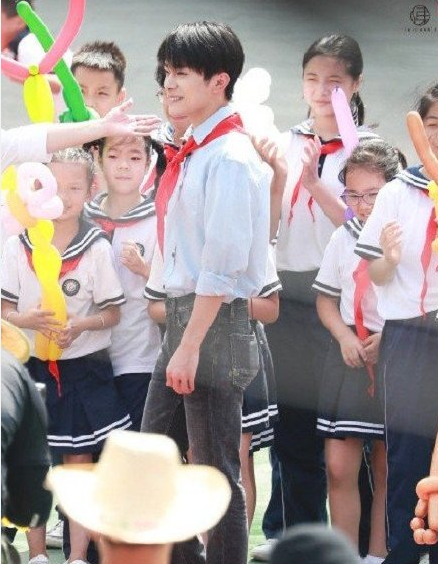 女主播|女主播曝顶流鲜肉下乡演出耍大牌：住当地顶级宾馆，嫌弃乡下饭菜