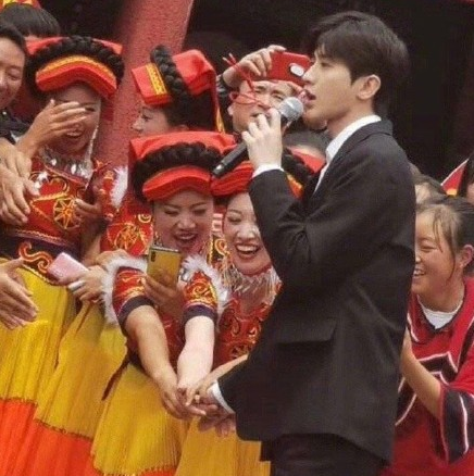 女主播|女主播曝顶流鲜肉下乡演出耍大牌：住当地顶级宾馆，嫌弃乡下饭菜