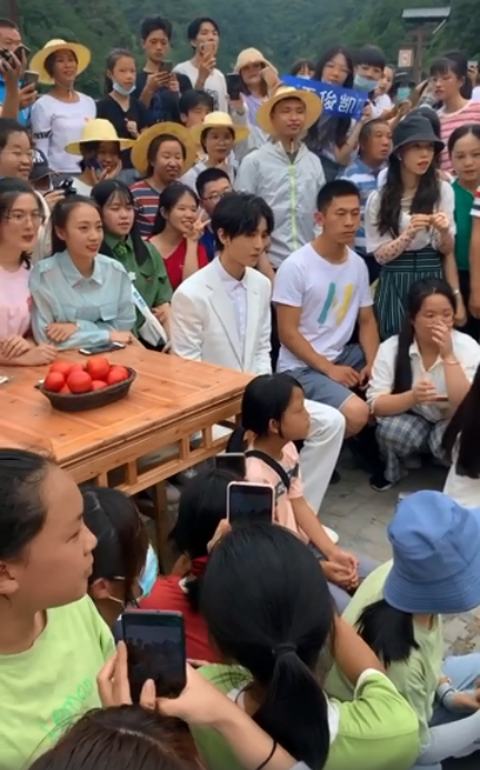 女主播|女主播曝顶流鲜肉下乡演出耍大牌：住当地顶级宾馆，嫌弃乡下饭菜