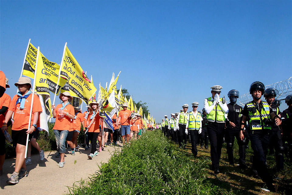 谁是小白鼠美国境外生物实验露马脚