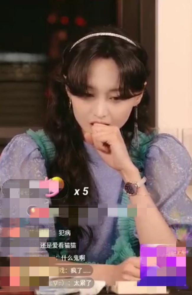 郑爽|郑爽当众情绪崩溃，不满庆生直播的带货节奏，当场洒泪匆匆结束