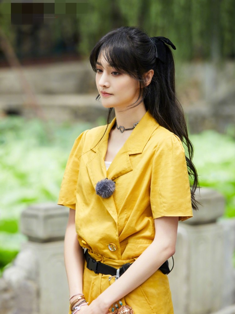 郑爽|郑爽当众情绪崩溃，不满庆生直播的带货节奏，当场洒泪匆匆结束