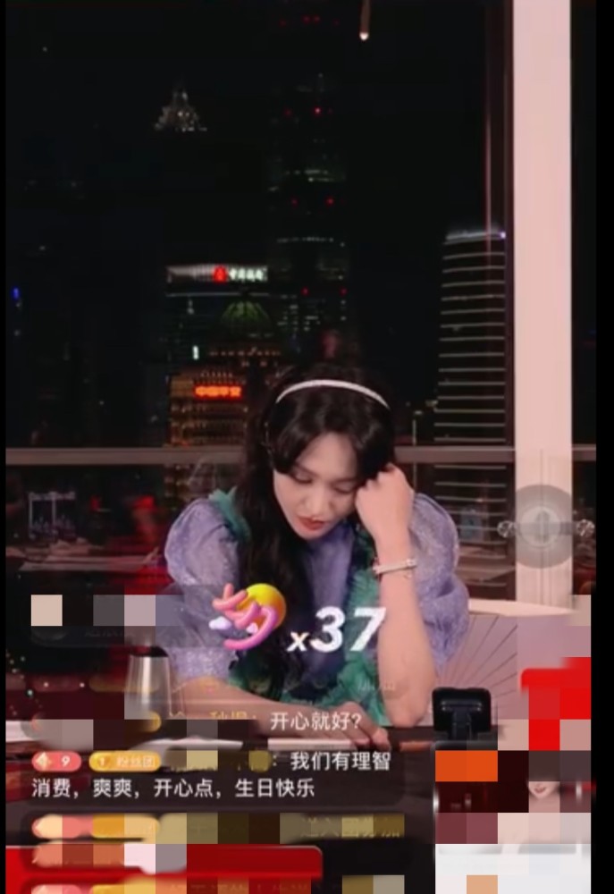 郑爽|郑爽当众情绪崩溃，不满庆生直播的带货节奏，当场洒泪匆匆结束