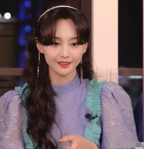 郑爽|郑爽当众情绪崩溃，不满庆生直播的带货节奏，当场洒泪匆匆结束