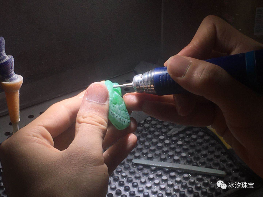 论机雕与手工雕的区别