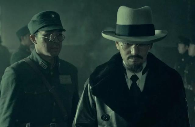 八佰|《八佰》三大演技败笔，杜淳的方言黄晓明的亮相，非专业演员太多