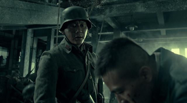 八佰|《八佰》三大演技败笔，杜淳的方言黄晓明的亮相，非专业演员太多