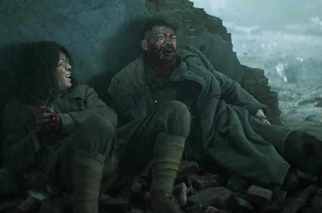 八佰|《八佰》三大演技败笔，杜淳的方言黄晓明的亮相，非专业演员太多