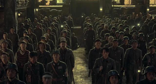 八佰|《八佰》三大演技败笔，杜淳的方言黄晓明的亮相，非专业演员太多