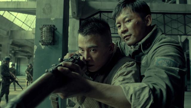 八佰|《八佰》三大演技败笔，杜淳的方言黄晓明的亮相，非专业演员太多