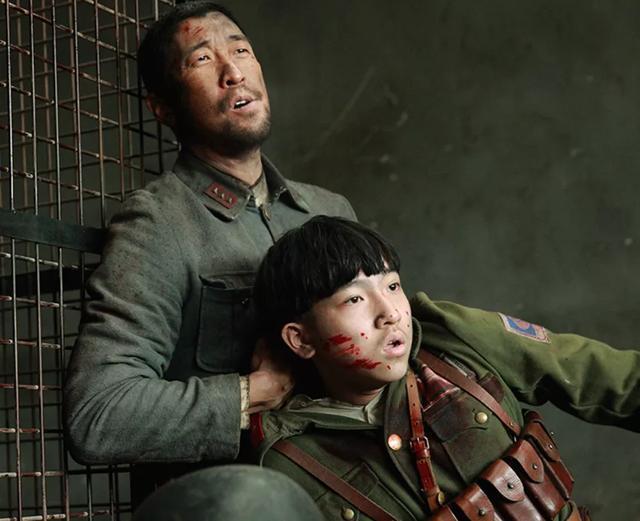 八佰|《八佰》三大演技败笔，杜淳的方言黄晓明的亮相，非专业演员太多