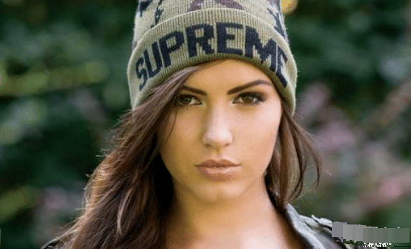 卡扎菲也曾经让嘉莉娜自谋生路,但是她誓死追随其左右,卡扎菲对于