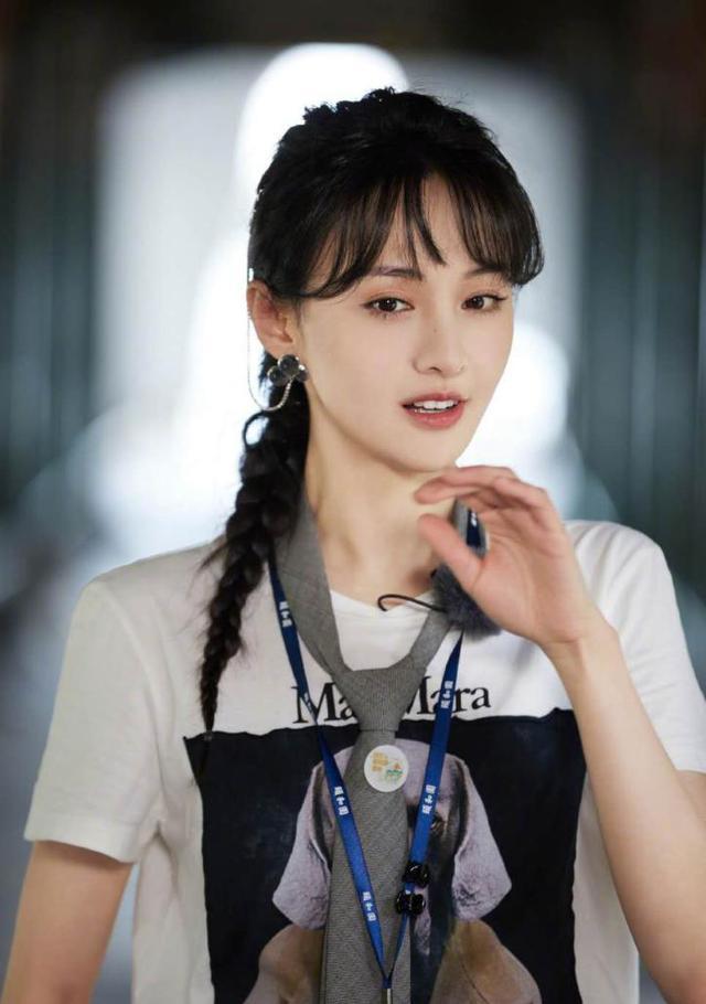 郑爽|郑爽直播情绪崩溃，耍脾气劝粉丝别买，发飙赶走主持人独自哭泣