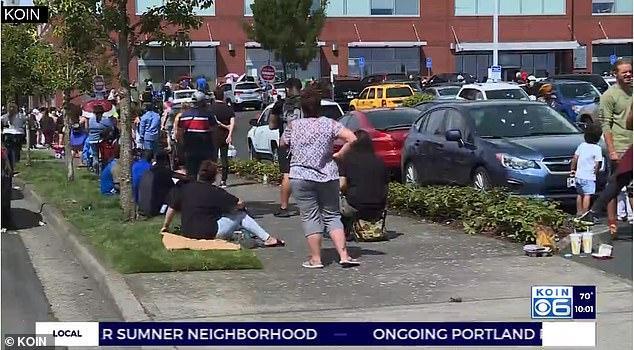 凯瑟琳·戴维森|申请救济金现场，美国男开豪车取8万发钱后消失，居民赞：圣人啊