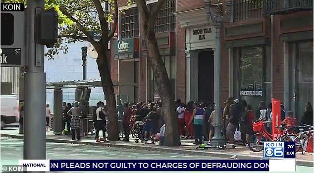 凯瑟琳·戴维森|申请救济金现场，美国男开豪车取8万发钱后消失，居民赞：圣人啊