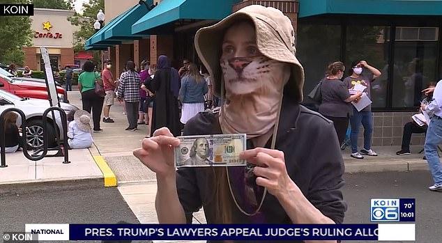 凯瑟琳·戴维森|申请救济金现场，美国男开豪车取8万发钱后消失，居民赞：圣人啊