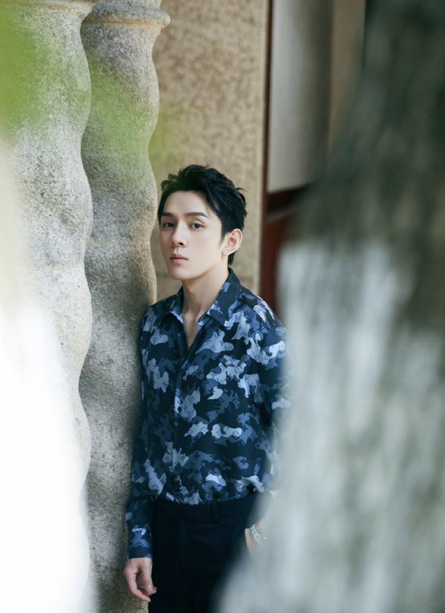 李佳琦|李佳琦为保安推人事件道歉，主动背锅受好评，公关能力强积累好口碑