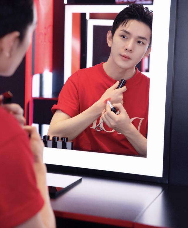 李佳琦|李佳琦为保安推人事件道歉，主动背锅受好评，公关能力强积累好口碑