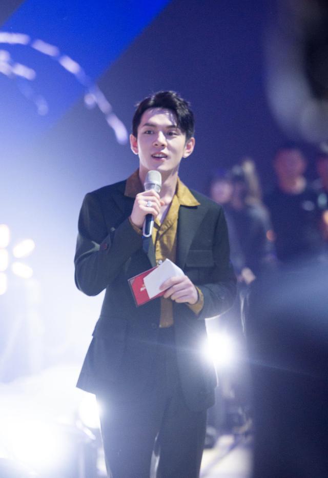 李佳琦|李佳琦为保安推人事件道歉，主动背锅受好评，公关能力强积累好口碑