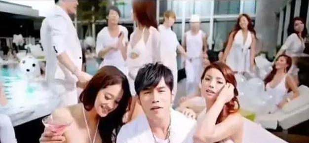 周杰伦|周杰伦公开承认的两任女友，一个是白月光，一个是美娇妻