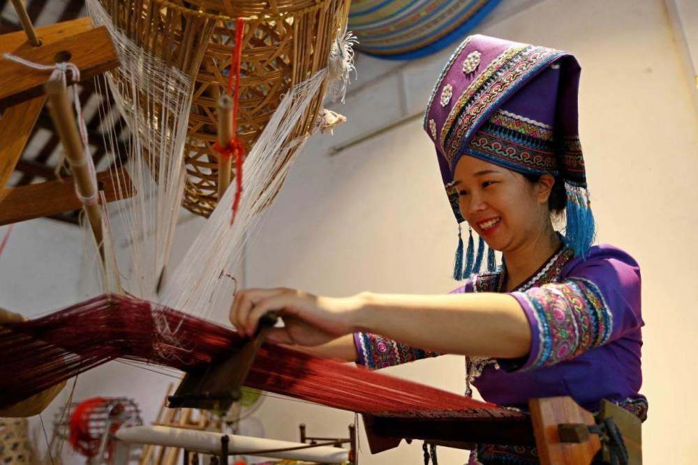 忻城县|壮锦织出忻城群众小康新生活